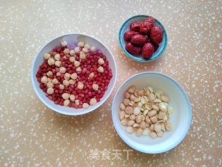 鹰嘴豆三白莲子汤的做法步调：1