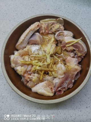 金针木耳蒸鸡的做法步调：1