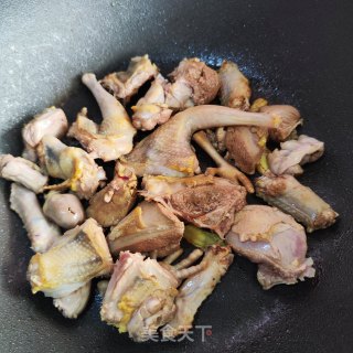 菌菇炖鸽子的做法步调：3