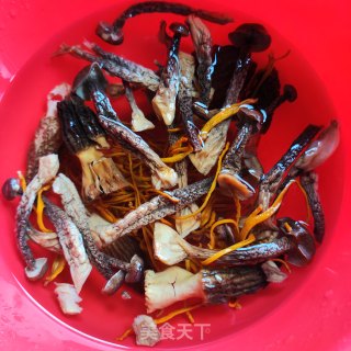 菌菇炖鸽子的做法步调：2