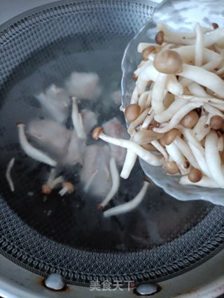 蟹味菇排骨丝瓜汤的做法步调：12