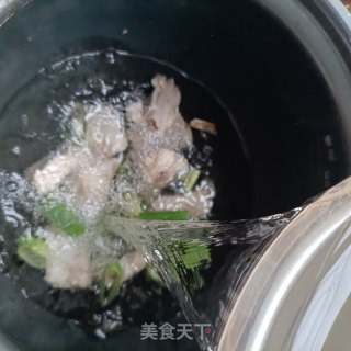 蟹味菇排骨丝瓜汤的做法步调：5
