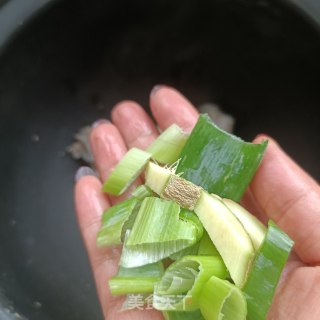 蟹味菇排骨丝瓜汤的做法步调：4