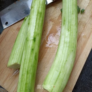 蟹味菇排骨丝瓜汤的做法步调：15