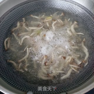 蟹味菇排骨丝瓜汤的做法步调：14
