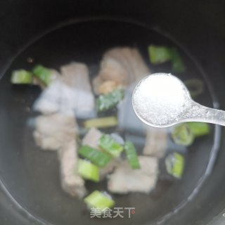 蟹味菇排骨丝瓜汤的做法步调：6