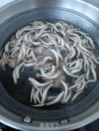 蟹味菇排骨丝瓜汤的做法步调：13