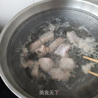 蟹味菇排骨丝瓜汤的做法步调：2