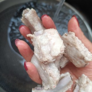 蟹味菇排骨丝瓜汤的做法步调：3