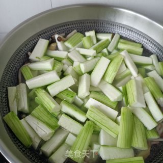 蟹味菇排骨丝瓜汤的做法步调：17