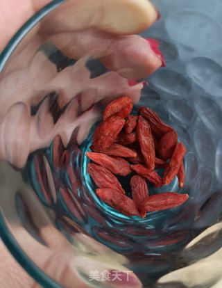 蟹味菇排骨丝瓜汤的做法步调：22
