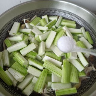 蟹味菇排骨丝瓜汤的做法步调：18