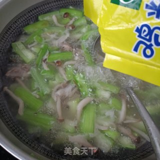 蟹味菇排骨丝瓜汤的做法步调：21