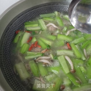 蟹味菇排骨丝瓜汤的做法步调：25