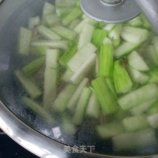 蟹味菇排骨丝瓜汤的做法步调：20