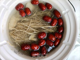 养肝草黄芪白枣猪骨汤的做法步调：4