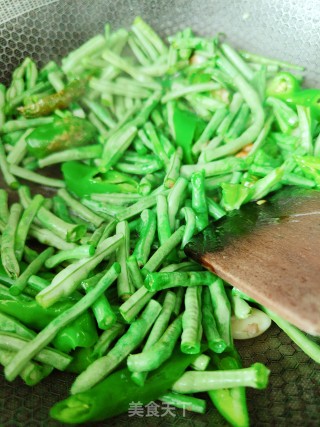 茄子炒豆角的做法步调：6