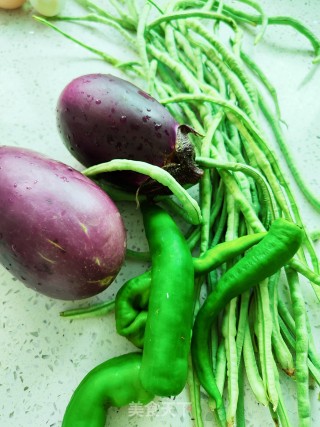 茄子炒豆角的做法步调：1