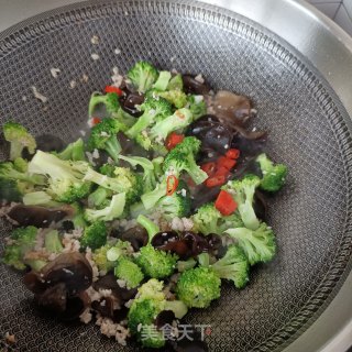 肉终木耳炒西兰花的做法步调：11