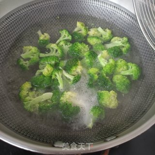 肉终木耳炒西兰花的做法步调：2