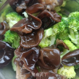 肉终木耳炒西兰花的做法步调：5