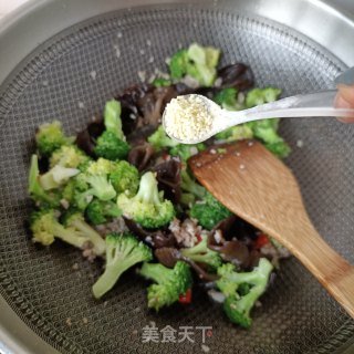 肉终木耳炒西兰花的做法步调：12