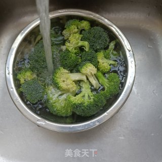 肉终木耳炒西兰花的做法步调：1
