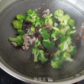 肉终木耳炒西兰花的做法步调：10