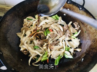 仄菇炒肉片的做法步调：7