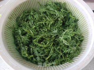 茼蒿炒鸡蛋的做法步调：2