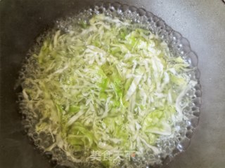 卷心菜木耳拌肥肉的做法步调：2