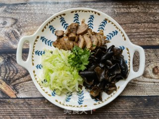 卷心菜木耳拌肥肉的做法步调：6