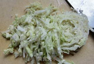 卷心菜木耳拌肥肉的做法步调：1