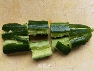 荷兰黄瓜木耳拌肘花的做法步调：1