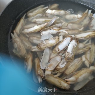 利剑玉菇炒蛏子的做法步调：3