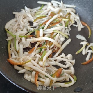 利剑玉菇炒蛏子的做法步调：16