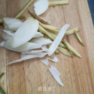 利剑玉菇炒蛏子的做法步调：6