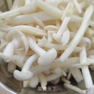 利剑玉菇炒蛏子的做法步调：8