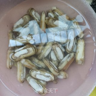 利剑玉菇炒蛏子的做法步调：1