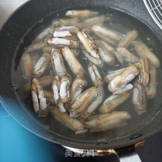 利剑玉菇炒蛏子的做法步调：2
