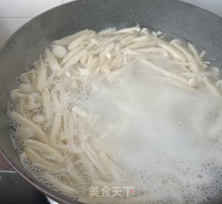 利剑玉菇炒蛏子的做法步调：10