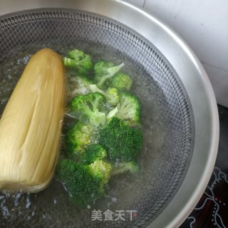 鸡胸肉拌西兰花的做法步调：4