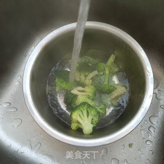 鸡胸肉拌西兰花的做法步调：5