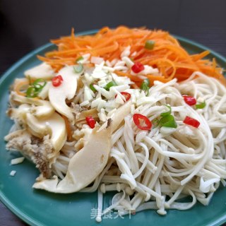 胡萝卜金针菇拌鲍鱼的做法步调：15