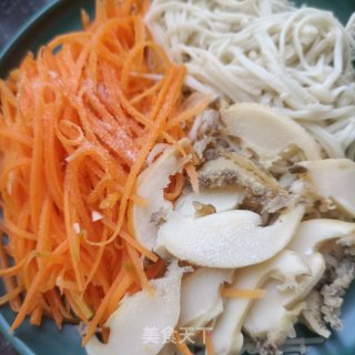 胡萝卜金针菇拌鲍鱼的做法步调：12