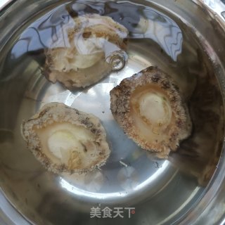 胡萝卜金针菇拌鲍鱼的做法步调：1
