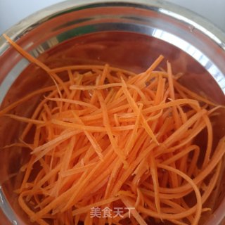 胡萝卜金针菇拌鲍鱼的做法步调：5