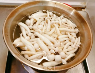 利剑玉菇炒油菜的做法步调：2