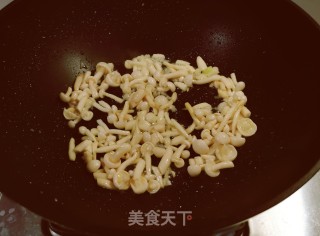 利剑玉菇炒油菜的做法步调：6