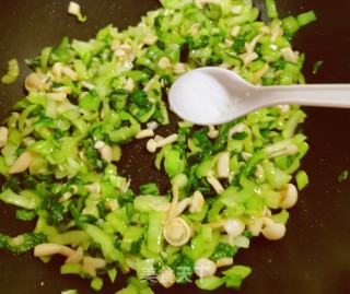 利剑玉菇炒油菜的做法步调：9